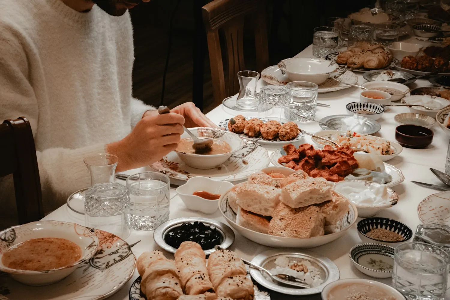 İnce belli bardakta demli çay